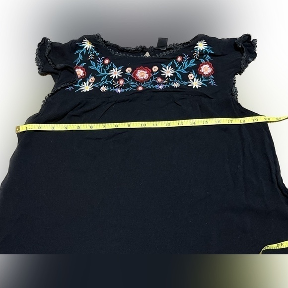 SHEIN Black Top w/ Embroidered Flower Detail (2XL) - Picture 2 of 8
